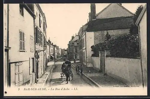 AK Bar-sur-Aube, La Rue d`Aube avec calèche et passants