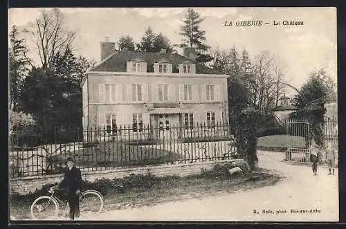 AK La Giberie, Le Château avec grille et cycliste devant l`entrée