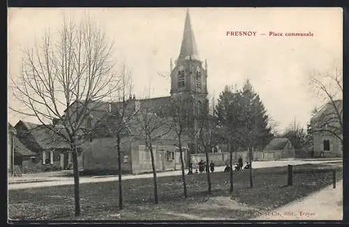 AK Fresnoy, Place communale avec église et arbres en hiver