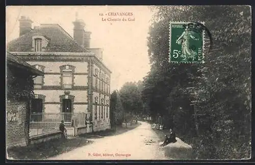 AK Chavanges, Le Chemin du Gué avec maison en briques et allée ombragée