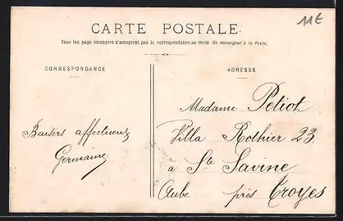 AK Chavanges, Vue de l`Église et de la rue principale avec maisons en bois