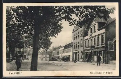AK Saarburg, Saargemünder Strasse mit Passanten