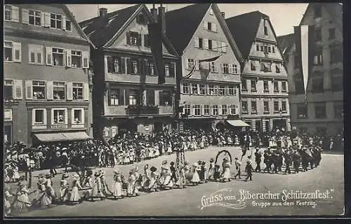 AK Biberach / Riss, Schützenfest, Gruppe aus dem Festzug am Marktplatz