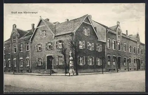 AK Niederembt, Strassenpartie mit Denkmal