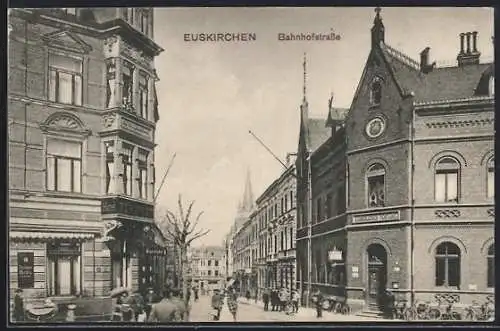 AK Euskirchen, Bahnhofstrasse mit Passanten und Postamt
