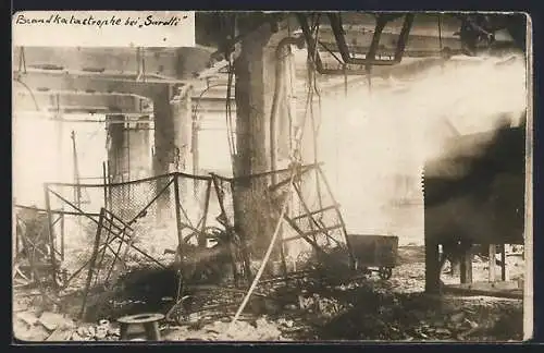 Foto-AK Berlin-Tempelhof, Brandkatastrophe bei Sarotti, Teilestrasse 13-15 im Jahr 1920