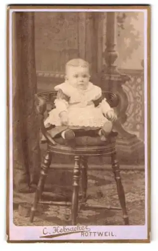 Fotografie C. Hebsacker, Rottweil, Porträt eines Kleinkindes auf einem Stuhl