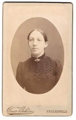 Fotografie Oscar Baldin, Frauenfeld, Porträt einer Frau in elegantem Kleid