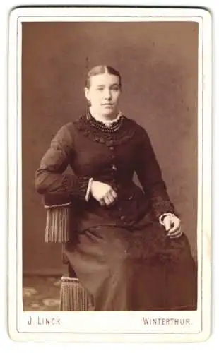 Fotografie J. Linck, Winterthur, Elegante Dame auf einem Stuhl