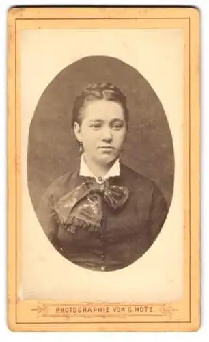 Fotografie Gustav Hotz, Stockach, Porträt einer Dame mit elegantem Tuch