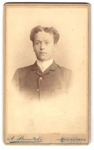Fotografie A. Sternitzki, Braunschweig, Steinweg 10, Portrait eines jungen Mannes