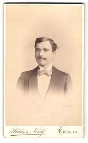 Fotografie Hahn`s Nachf., Dresden, Waisenhaus-Str. 16, Porträt eines Mannes im Anzug
