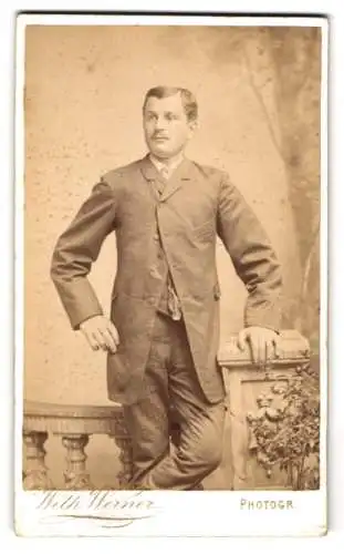 Fotografie Wilh. Werner, Riesa, Porträt eines Herren im Anzug