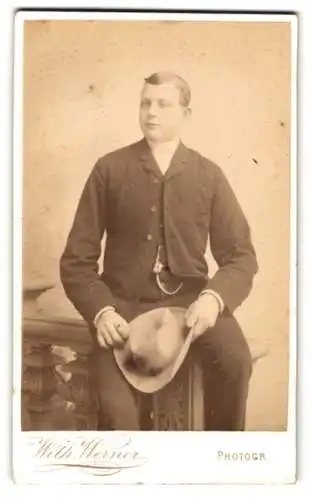Fotografie Wilh. Werner, Riesa, Porträt eines sitzenden Mannes mit Hut