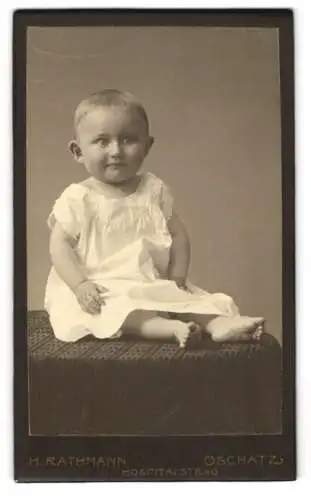 Fotografie H. Rathmann, Oschatz, Hospitalstr. 40, Porträt eines kleinen Kindes