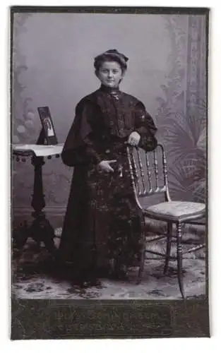 Fotografie Louis Schindhelm, Ebersbach /Sa., Frau in elegantem Kleid mit Stuhl