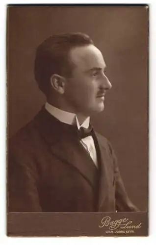 Fotografie P. Bagge, Lund, Bantorget 6, Porträt eines eleganten Herrn im Profil