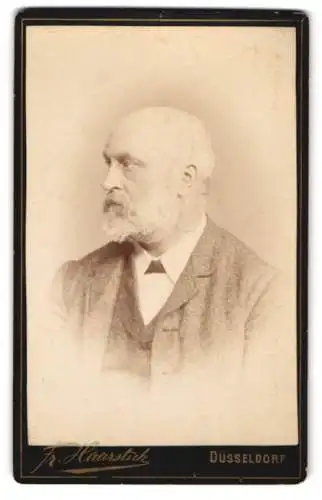 Fotografie Fr. Haarstick, Düsseldorf, Victoria-Str. 14, Profil eines älteren Mannes mit Bart
