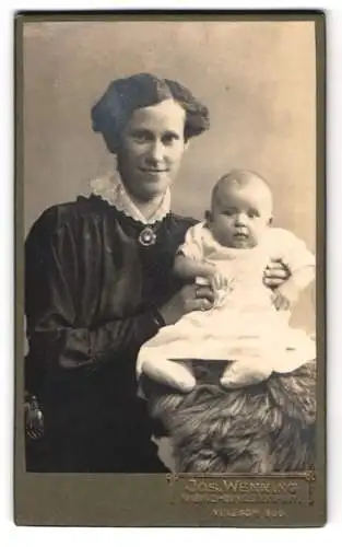 Fotografie Jos. Wenning, Rheine-Burgsteinfurt, Porträt einer Frau mit Kleinkind