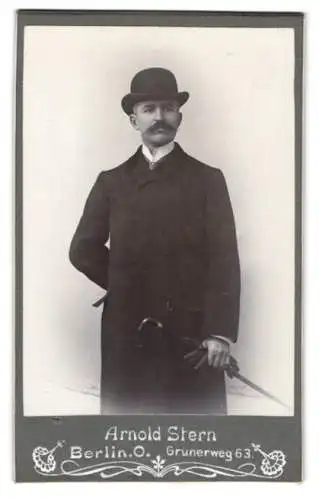 Fotografie Arnold Stern, Berlin, Grünerweg 63, Herr mit Hut und Gehstock