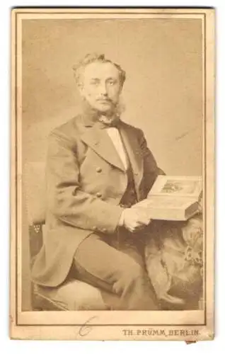 Fotografie Th. Prümm, Berlin, Unter den Linden 51, Herr mit Buch in der Hand