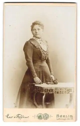 Fotografie Max Steffens, Berlin, Lothringer Str. 54, elegante Dame mit Rose und Tisch