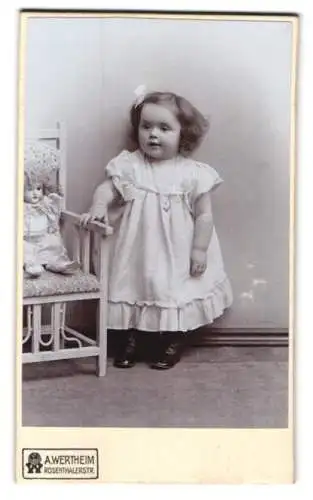 Fotografie A. Wertheim, Berlin, Rosenthalerstr., Porträt eines kleinen Kindes mit Puppe