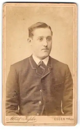 Fotografie Albert Kesler, Essen a. d. Ruhr, Limbeckerchaussee, Porträt eines jungen Mannes