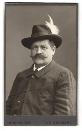 Fotografie E. Schulze, Heidelberg, Porträt eines Mannes mit Hut und Feder