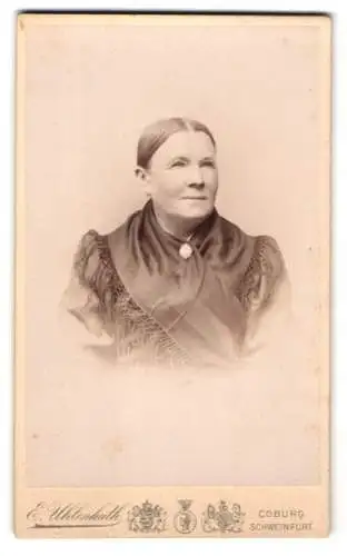 Fotografie E. Uhlenhuth, Coburg, Am Albertplatz, Porträt einer älteren Dame