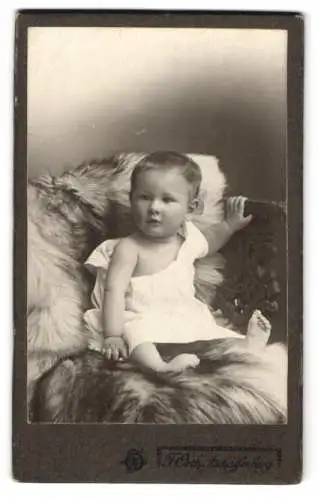 Fotografie Franz Orth, Aschaffenburg, Alexandrastrasse 1b, Kleinkind auf einem Pelz sitzend
