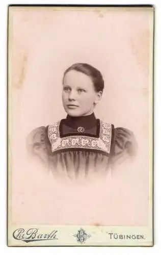 Fotografie Chr. Barth, Tübingen, Uhlandstrasse 7, Porträt einer Frau in elegantem Kleid