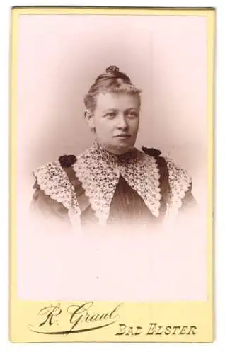Fotografie R. Graul, Bad Elster, Porträt einer Dame mit Spitzenkragen