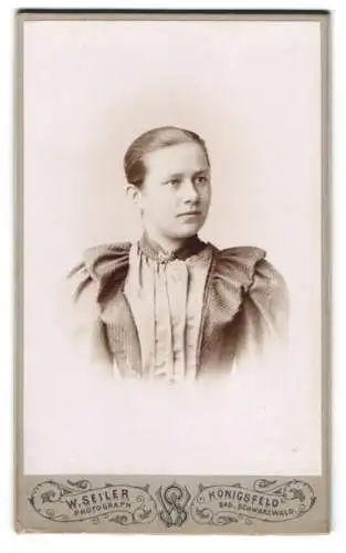 Fotografie W. Seiler, Königsfeld /Bad. Schwarzwald, Porträt einer jungen Frau