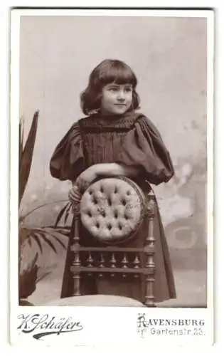 Fotografie K. Schäfer, Ravensburg, Gartenstr. 23, Mädchen mit gepolstertem Stuhl