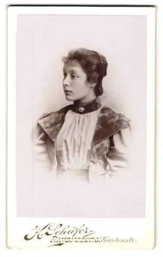 Fotografie K. Schäfer, Ravensburg, Gartenstr., Porträt einer jungen Frau im Profil
