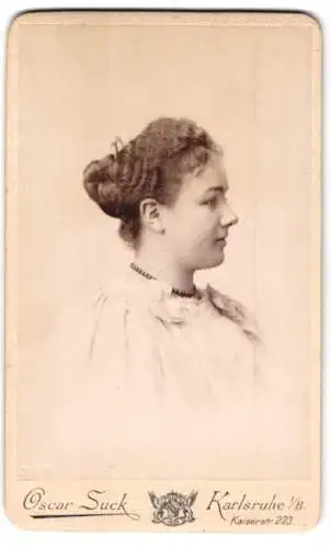 Fotografie Oscar Suck, Karlsruhe, Kaiserstrasse 223, Profilansicht einer Frau
