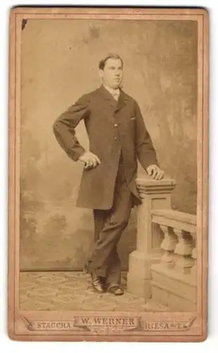 Fotografie W. Werner, Riesa, Eleganter Herr mit Hand auf Balustrade