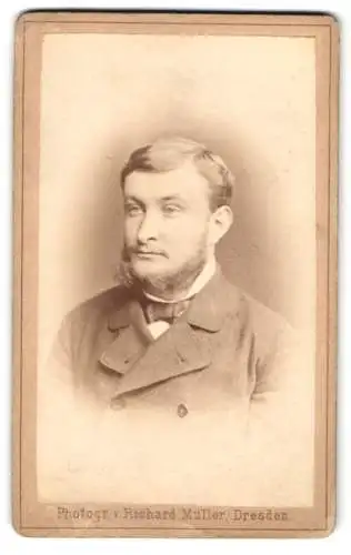 Fotografie Richard Müller, Dresden, Marienstrasse 26, Porträt eines jungen Mannes in Anzug