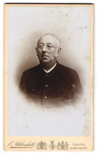 Fotografie E. Uhlenhuth, Coburg, Am Albertplatz, Porträt eines älteren Mannes mit Brille