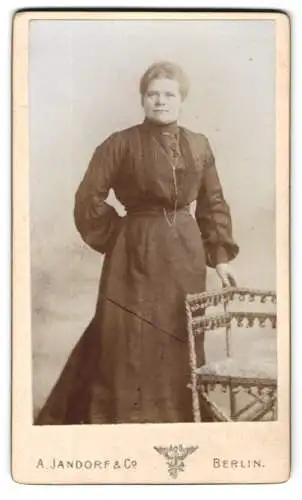 Fotografie A. Jandorf & Co, Berlin, Grosse Frankfurterstr. 113, Frauenporträt mit Stuhl