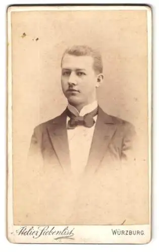 Fotografie Atelier Siebenlist, Würzburg, Ecke der Kroatengasse, Porträt eines jungen Mannes