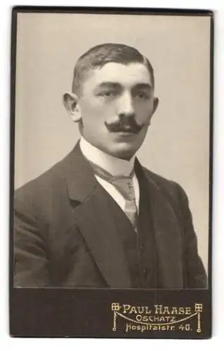 Fotografie Paul Haase, Oschatz, Hospitalstr. 40, Porträt eines Mannes mit markantem Schnurrbart