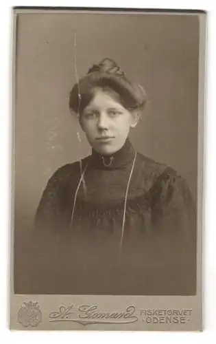 Fotografie A. Gomard, Odense, Fisketorvet 2, Porträt einer jungen Frau