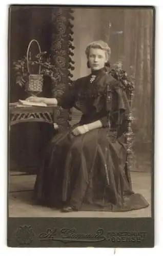 Fotografie A. Gomard, Odense, Fisketorvet 2, Dame in elegantem Kleid