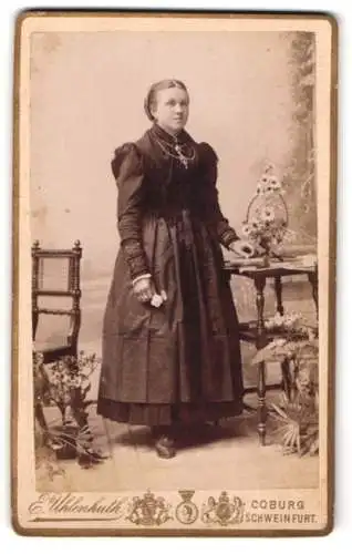 Fotografie E. Uhlenhuth, Coburg, Albertplatz, Frau mit Blumenarrangement