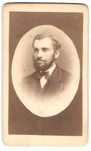 Fotografie G. Schmid, Urach, Porträt eines eleganten Herren