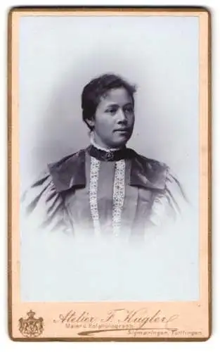 Fotografie F. Kugler, Sigmaringen, Krauchenwieserstr., Porträt einer jungen Frau