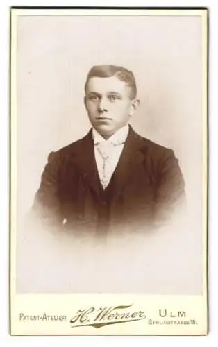 Fotografie H. Werner, Ulm, Syrlinstrasse 18, Porträt eines jungen Mannes