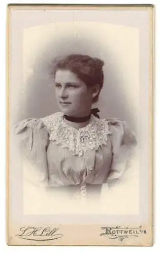 Fotografie L. H. Lill, Rottweil, Porträt einer jungen Frau mit elegantem Spitzenkragen